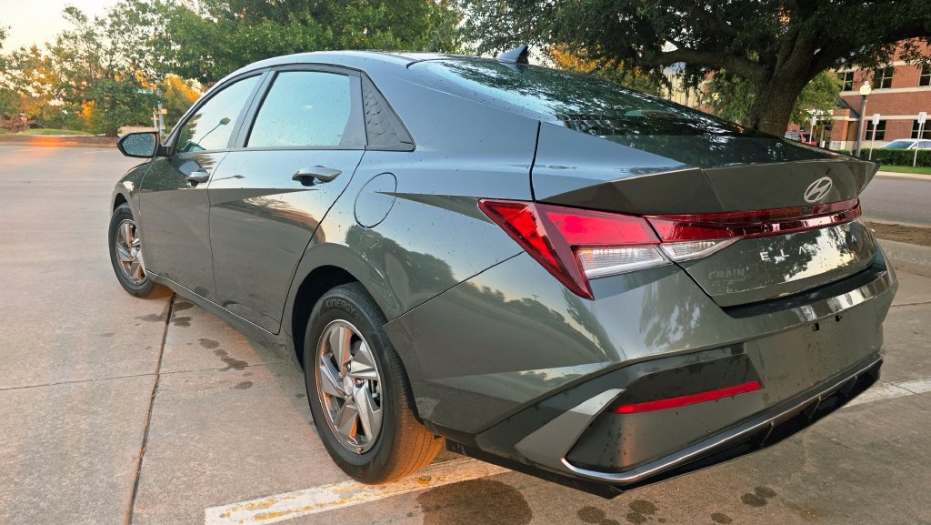 Certified 2025 Hyundai Elantra SE FWD image 12