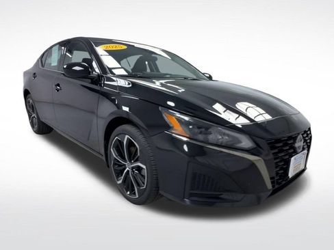 Used 2025 Nissan Altima 2.5 SR w/ SR Premium Package AWD/4WD image 2