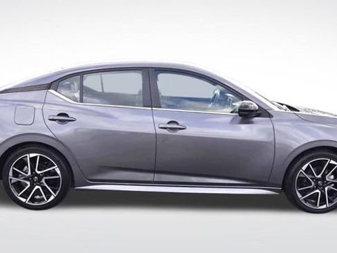 Used 2025 Nissan Sentra SR w/ SR Premium Package image 5