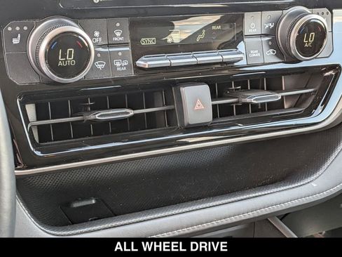 Used 2022 Toyota Highlander XLE AWD/4WD image 23