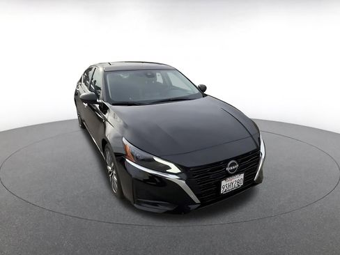 Used 2025 Nissan Altima 2.5 SV image 3