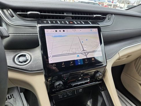 Used 2024 Jeep Grand Cherokee Limited image 9