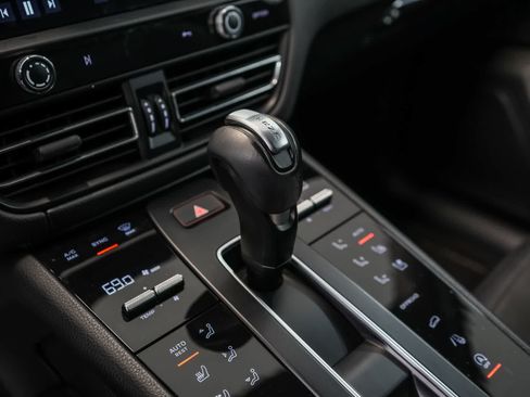 Certified 2023 Porsche Macan AWD/4WD image 26