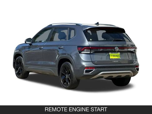 Used 2025 Volkswagen Taos SE w/ Panoramic Sunroof Package FWD image 8