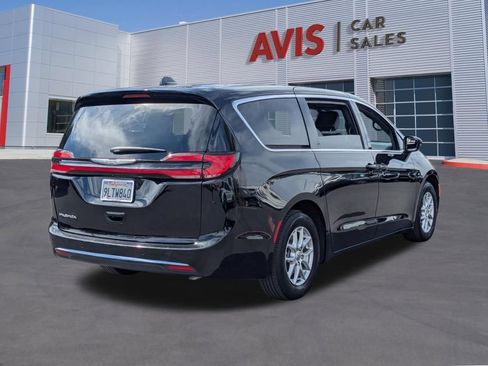 Used 2025 Chrysler Pacifica Select FWD image 6
