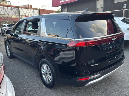 Used 2024 Kia Carnival LX FWD image 2