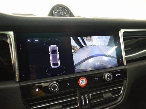 Certified 2025 Porsche Macan AWD/4WD image 30