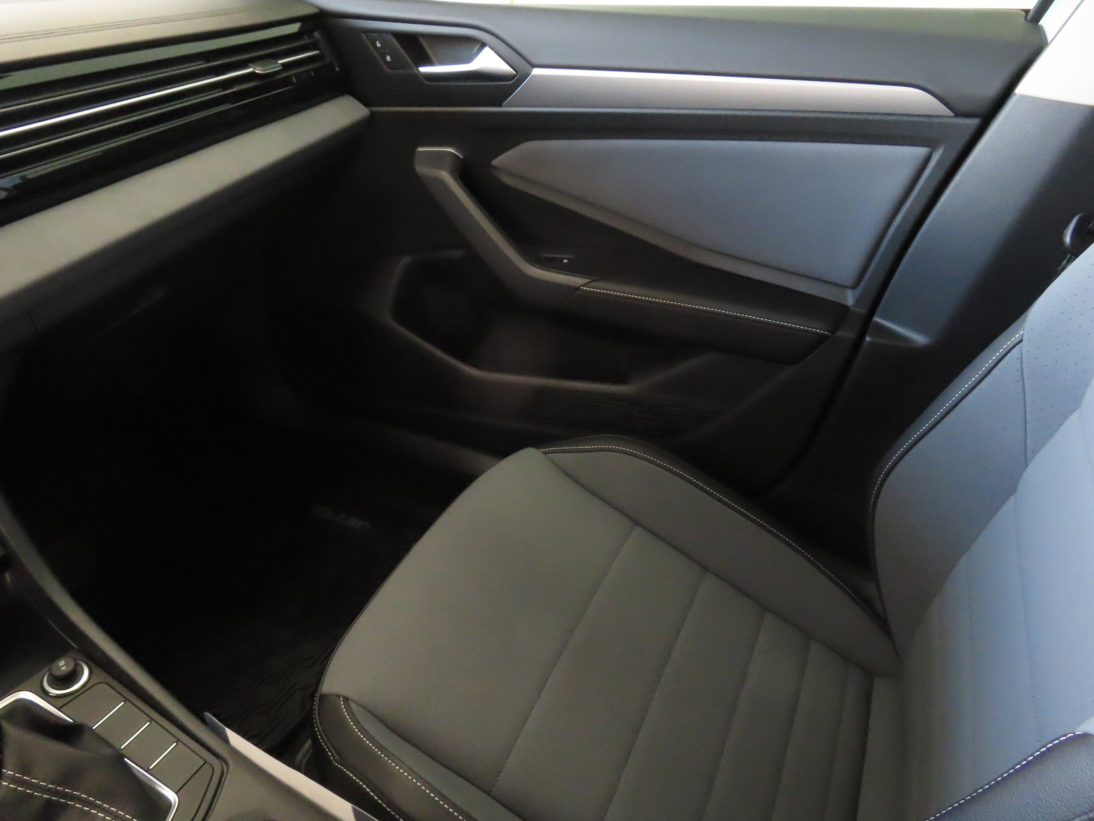 Used 2026 Volkswagen Jetta SE FWD image 18
