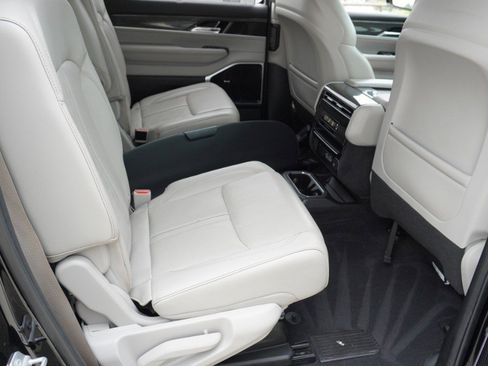 Used 2022 Jeep Wagoneer Series III w/ Premium Group I image 32