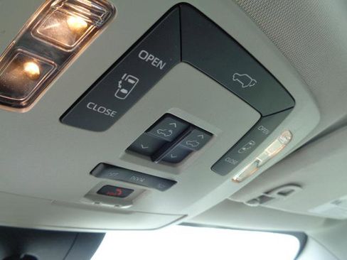 Used 2021 Toyota Sienna XLE FWD image 15