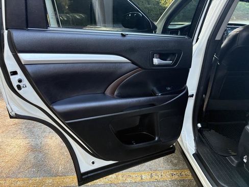 Used 2016 Toyota Highlander XLE FWD image 33