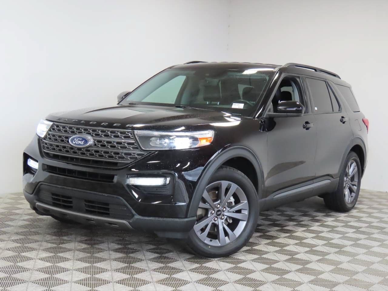 Used 2023 Ford Explorer XLT w/ Equipment Group 202A RWD image 1