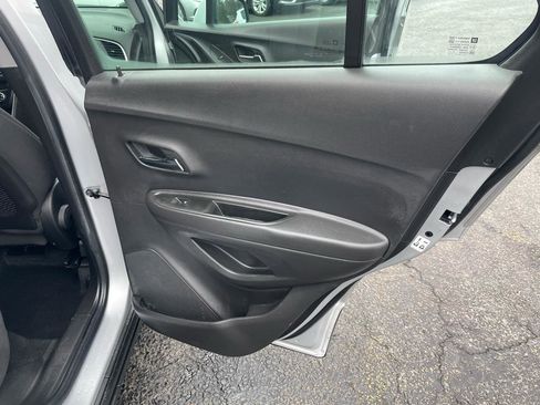 Used 2018 Chevrolet Trax LS AWD/4WD image 32