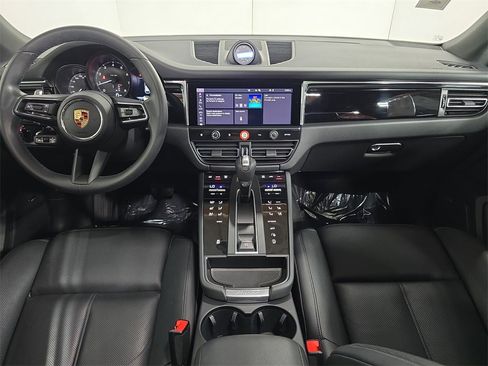 Certified 2025 Porsche Macan image 13