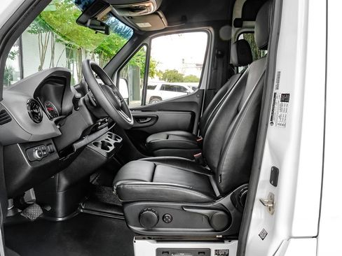 Used 2024 Mercedes-Benz Sprinter 2500 image 4