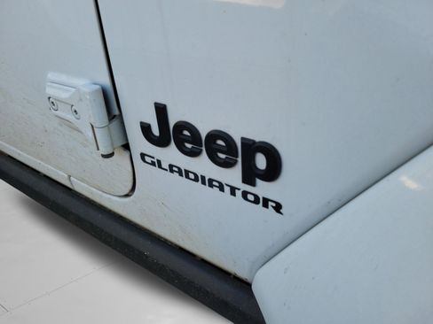 Used 2022 Jeep Gladiator Willys image 16
