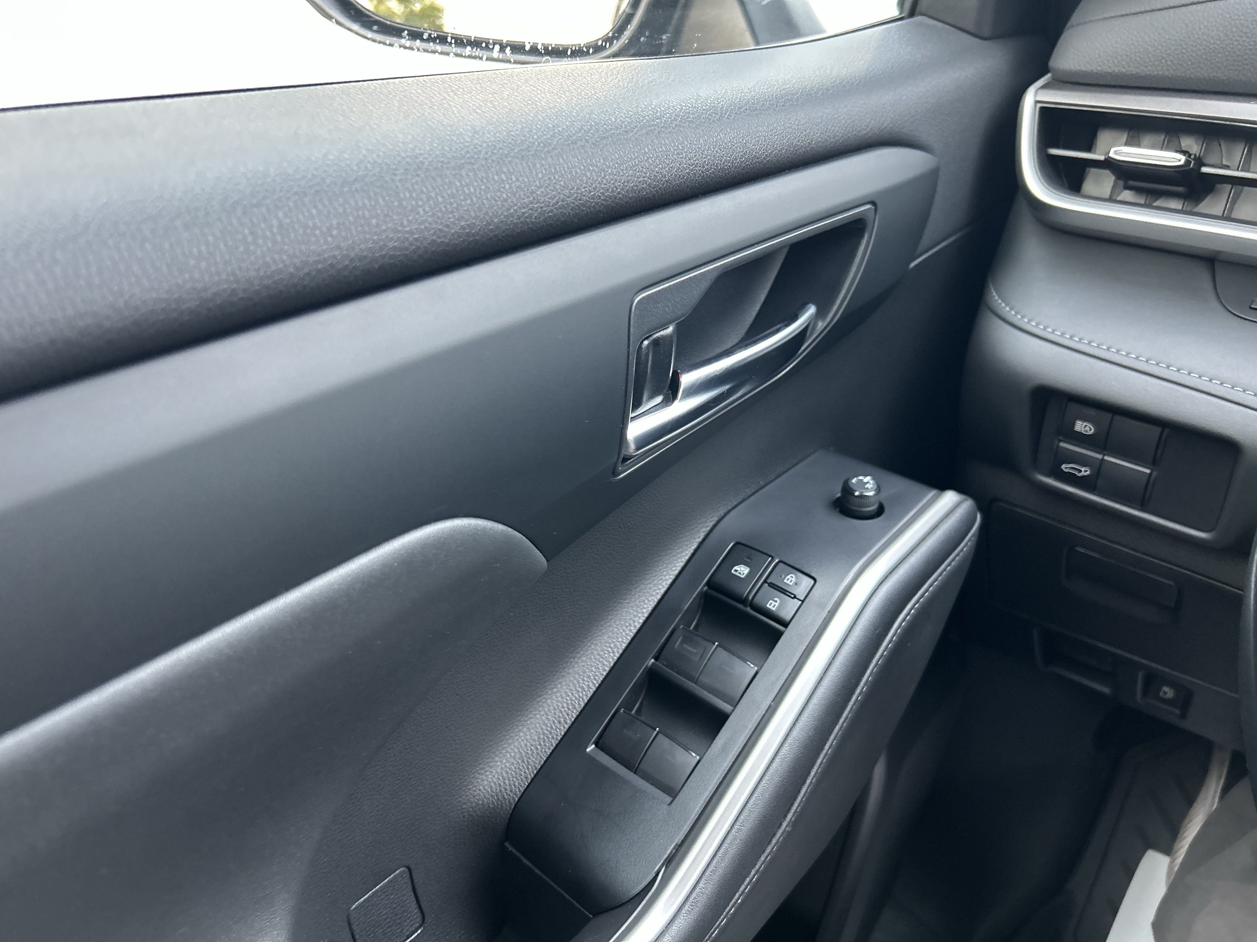 Used 2022 Toyota Highlander XLE AWD/4WD image 15