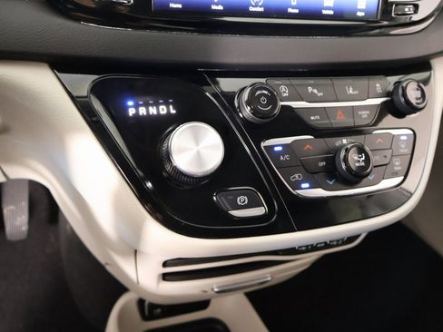 Used 2024 Chrysler Pacifica Touring-L image 8