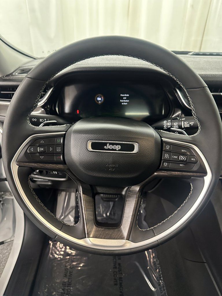 Used 2023 Jeep Grand Cherokee 30th Anniversary AWD/4WD image 15