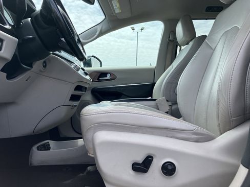 Used 2019 Chrysler Pacifica Touring-L FWD image 25