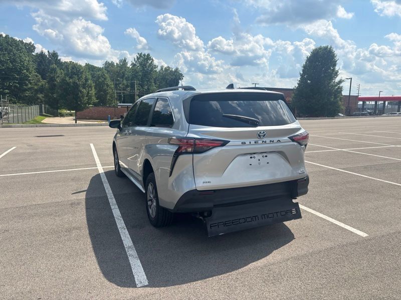Used 2022 Toyota Sienna XLE FWD image 5