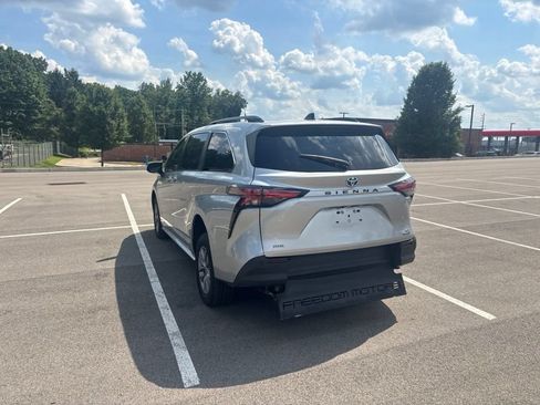 Used 2022 Toyota Sienna XLE FWD image 5