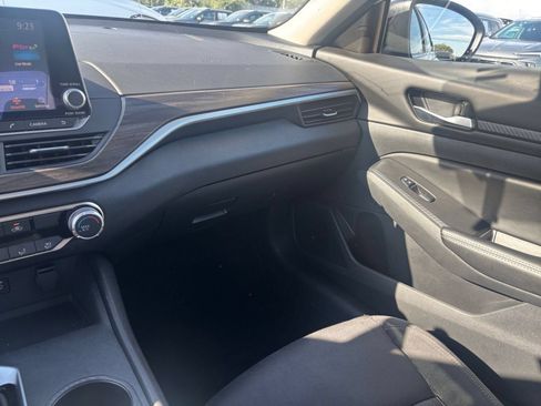 Used 2025 Nissan Altima 2.5 SV FWD image 34