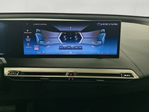 Used 2024 BMW iX xDrive50 w/ Sport Package AWD/4WD image 16