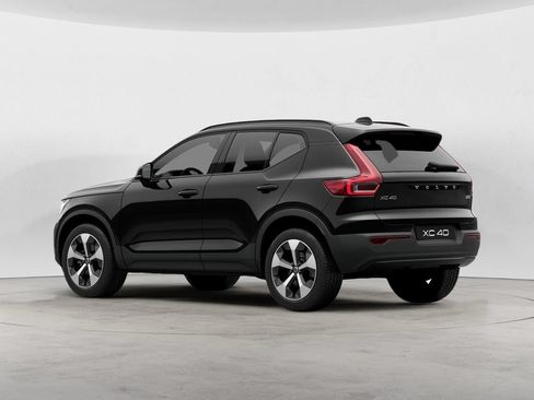 Used 2023 Volvo XC40 B5 Plus w/ Driver Assist Package AWD/4WD image 5