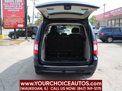 Used 2016 Chrysler Town & Country Touring-L image 10