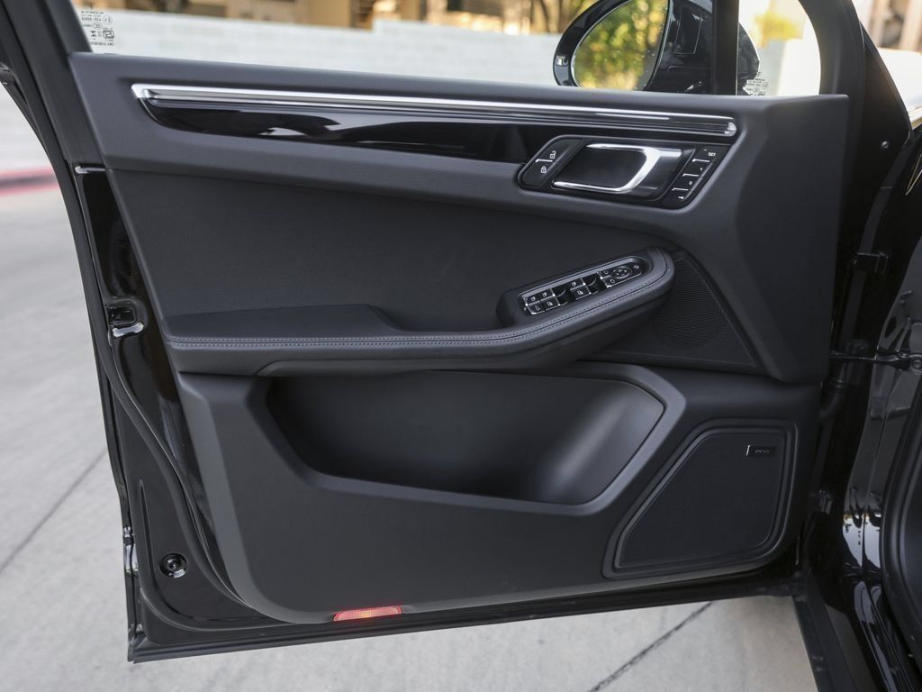 Certified 2026 Porsche Macan AWD/4WD image 33