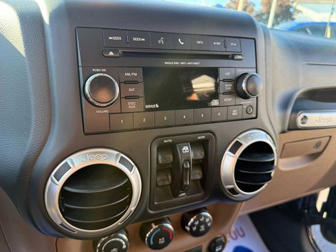 Used 2018 Jeep Wrangler Unlimited Rubicon w/ Connectivity Group image 20