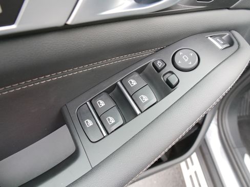 Used 2024 BMW X5 sDrive40i w/ Premium Package image 18