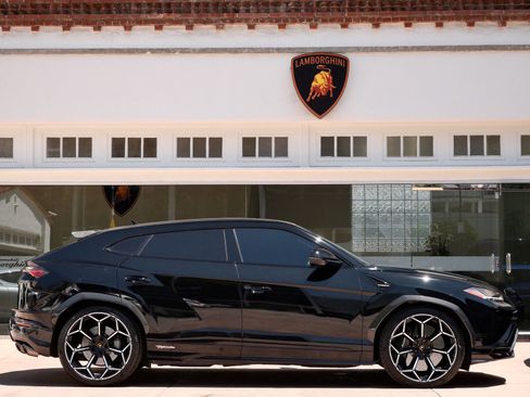 Used 2023 Lamborghini Urus Performante AWD/4WD image 2