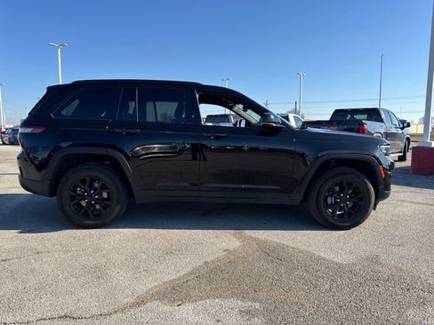 Used 2024 Jeep Grand Cherokee Altitude image 7