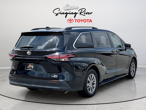 Used 2021 Toyota Sienna XLE FWD image 6