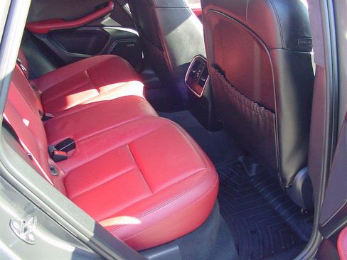 Used 2016 Porsche Macan Turbo image 40