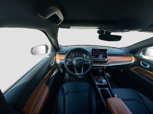 Used 2024 Jeep Compass Limited image 7