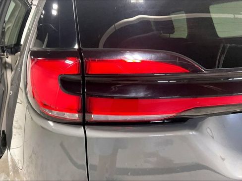 Used 2022 Chrysler Pacifica Touring-L FWD image 38