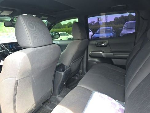 Used 2017 Toyota Tacoma TRD Off-Road w/ Premium & Technology Package AWD/4WD image 11