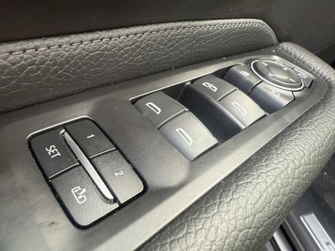 Used 2021 GMC Yukon Denali w/ Denali Premium Package image 13