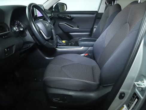 Used 2023 Toyota Highlander LE AWD/4WD image 19