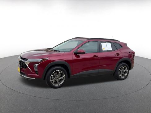 Used 2025 Chevrolet Trax LT FWD image 7