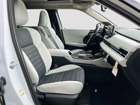 New 2025 Mitsubishi Outlander SE image 29