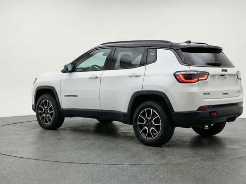 Used 2025 Jeep Compass Trailhawk image 6