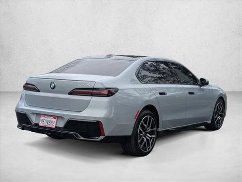 Used 2023 BMW 740i image 7