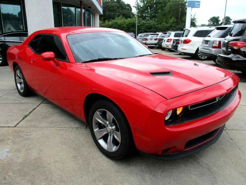 Used 2016 Dodge Challenger SXT image 6