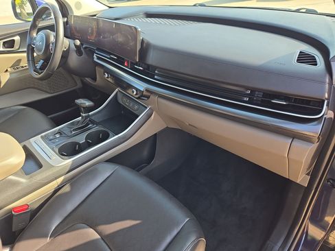 Used 2025 Kia Carnival FWD image 32