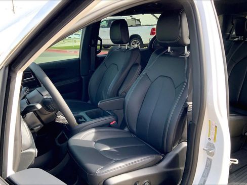 New 2026 Chrysler Pacifica Select FWD image 9