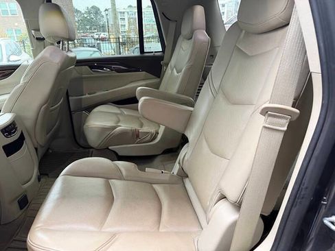 Used 2015 Cadillac Escalade Luxury AWD/4WD image 9